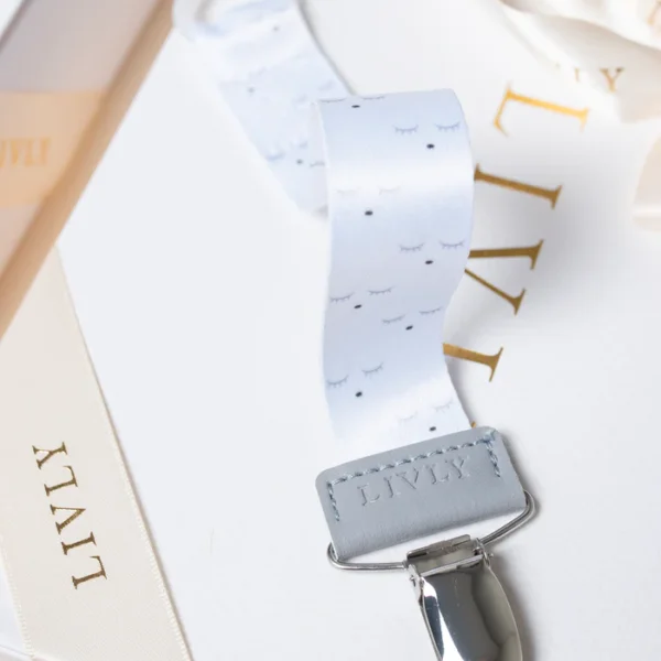 Ծծակ պահող Livly