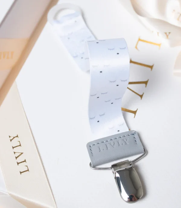 Ծծակ պահող Livly