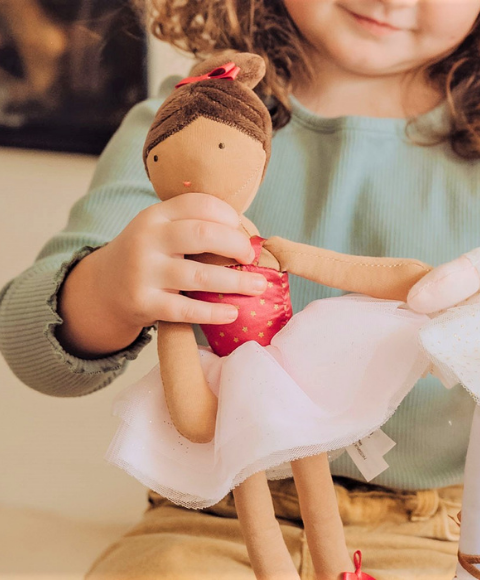 Իսադորա, իմ փոքրիկ բալերինա — փափուկ տիկնիկ՝ պարուհի։