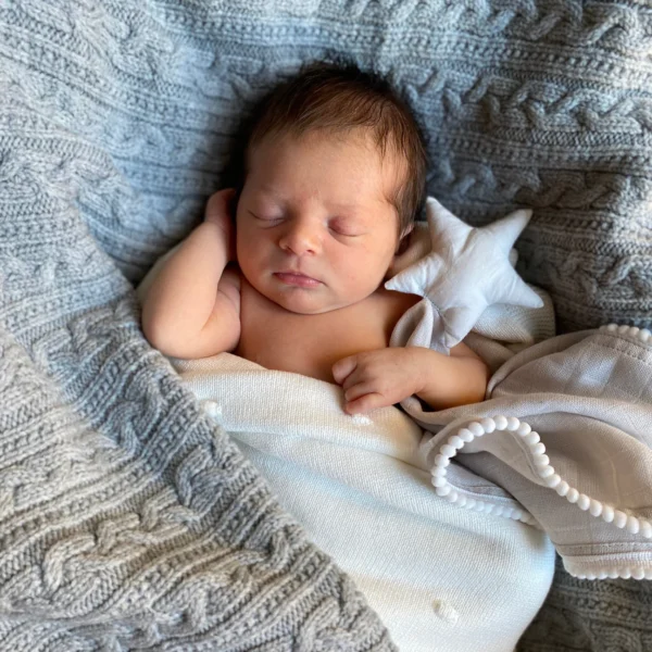 Տրիկոտաժե բրդից վերմակ։