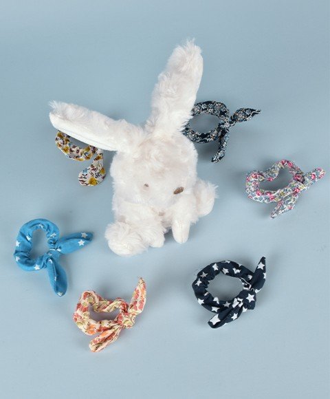 Սպիտակ նապաստակ՝ ժապավենով (chouchou)։