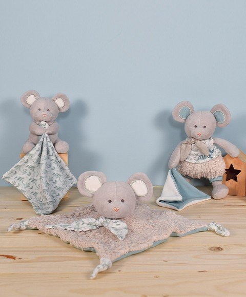 Փափուկ տիկնիկ-մանկասայլակ՝ մոխրագույն մկնիկ՝ կանաչ բամբուկյա կտորից։