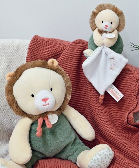 Փափուկ առյուծիկ՝ բեժ գույնով, ուղեկցված փափուկ տիկնիկ-մանկասայլակով։