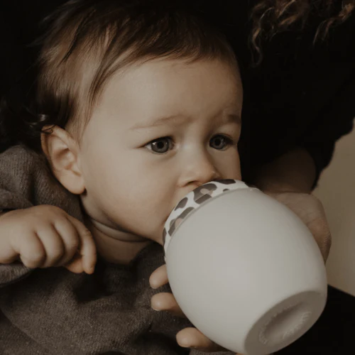 Ուսուցողական բաժակ՝ հակաթափման համակարգով։